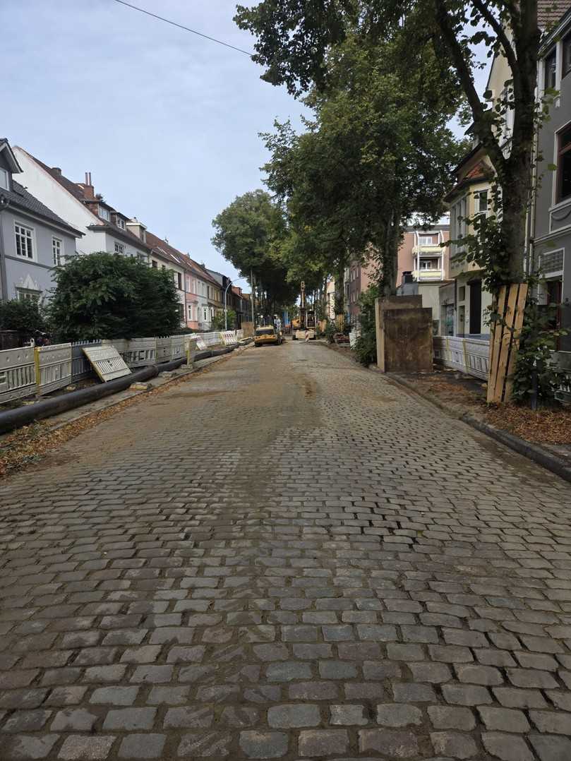 Übersicht über die Erlenstraße: Darstellung der Pflasterbeläge und der Sanierungslänge. Die grabenlose Technik ermöglichte eine minimalinvasive Sanierung bei weitgehend intaktem Straßenbelag. | Foto: Swietelsky-Faber