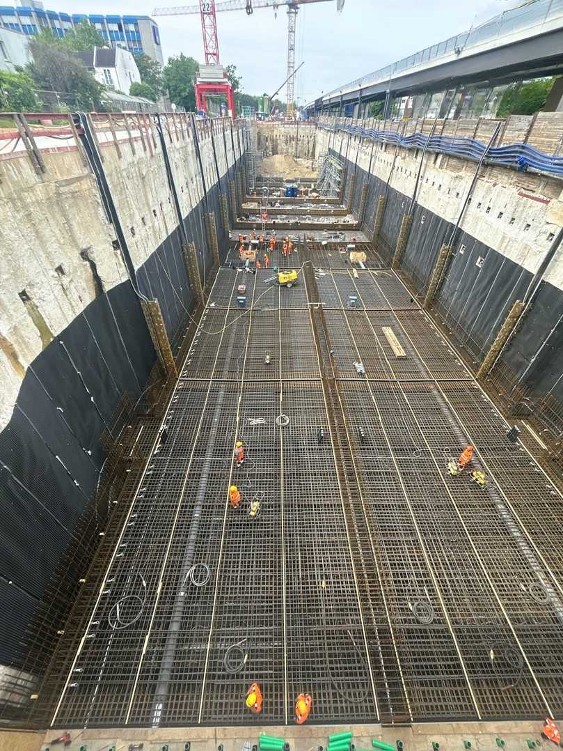Nach der Bewegung von rund 300.000 Kubikmetern Boden und der Herstellung der Baugruben hat mit der ersten Betonage die eigentliche Rohbauphase des Tunnels begonnen. | Foto: Porr
