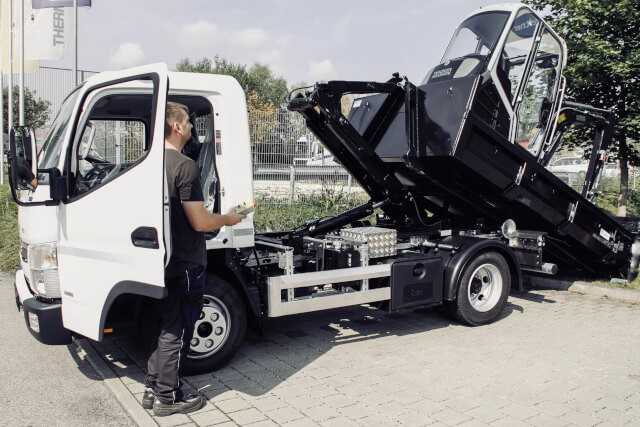 Der Fuso 7C18 als Abrollkipper der Firma TKV.