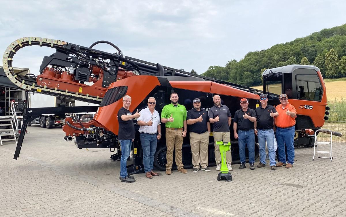 Horst Laubach, GF von L-Team Baumaschinen (links), mit der Delegation von Ditch Witch und Subsite vor dem Highlight des L-Team Sommer-Events: der AT120. | Foto: L-Team Baumaschinen