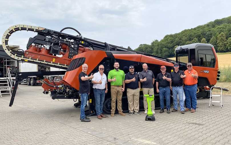 Horst Laubach, GF von L-Team Baumaschinen (links), mit der Delegation von Ditch Witch und Subsite vor dem Highlight des L-Team Sommer-Events: der AT120. | Foto: L-Team Baumaschinen Horst Laubach, GF von L-Team Baumaschinen (links), mit der Delegation von Ditch Witch und Subsite vor dem Highlight des L-Team Sommer-Events: der AT120. | Foto: L-Team Baumaschinen