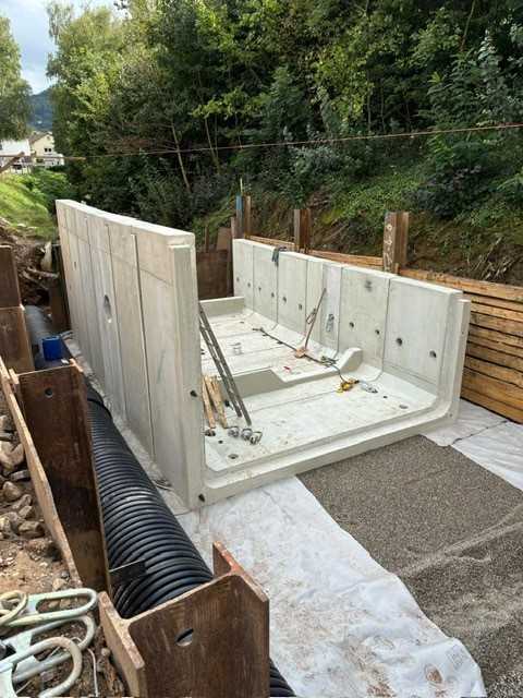 Das Auflager für die Fertigteile besteht aus einer mit Vlies umhüllten Kies- und Splittpackung. | Foto: Zweckverband Hochwasserschutz Raum Baden-Baden/Bühl Das Auflager für die Fertigteile besteht aus einer mit Vlies umhüllten Kies- und Splittpackung. | Foto: Zweckverband Hochwasserschutz Raum Baden-Baden/Bühl