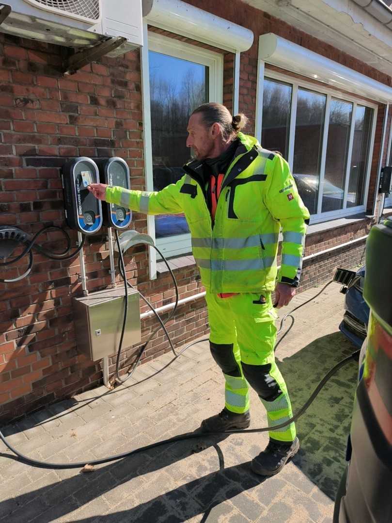 Sollte der Akku doch während des Arbeitstages zu wenig Ladung haben, dann kann dank des Typ 2-Steckers an jeder normalen Ladestation nachgeladen werden. | Foto: Swecon
