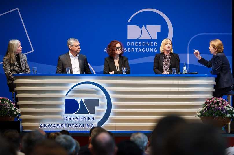 Zur Novellierung der kommunalen Abwasserrichtlinie nahmen Stellung (v.l.): Dr. Bettina Rechenberg, Prof. Dr. Norbert Jardin, Dr. Miriam Haritz und Dunja Kreiser. Rechts: Moderatorin Gunda Röstel. | Foto: Stadtentwässerung Dresden Zur Novellierung der kommunalen Abwasserrichtlinie nahmen Stellung (v.l.): Dr. Bettina Rechenberg, Prof. Dr. Norbert Jardin, Dr. Miriam Haritz und Dunja Kreiser. Rechts: Moderatorin Gunda Röstel. | Foto: Stadtentwässerung Dresden