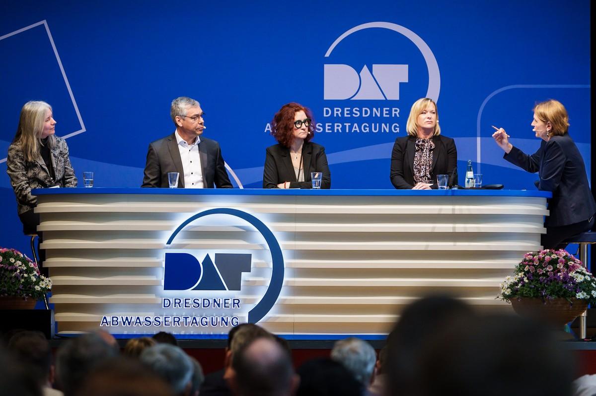 Zur Novellierung der kommunalen Abwasserrichtlinie nahmen Stellung (v.l.): Dr. Bettina Rechenberg, Prof. Dr. Norbert Jardin, Dr. Miriam Haritz und Dunja Kreiser. Rechts: Moderatorin Gunda Röstel. | Foto: Stadtentwässerung Dresden