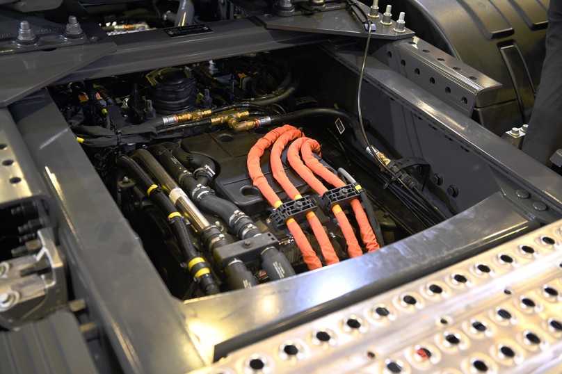 Die E-Achse bündelt zwei Elektromotoren samt Getriebe im Heckbereich der Sattelzugmaschine und lässt viel Platz für die sechs bis acht Fahrakkus am Rahmen. | Foto: FH Die E-Achse bündelt zwei Elektromotoren samt Getriebe im Heckbereich der Sattelzugmaschine und lässt viel Platz für die sechs bis acht Fahrakkus am Rahmen. | Foto: FH