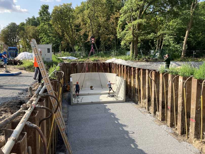 Einbau der großen Zisterne: Die vorgefertigten Stahlbetonteile werden vor Ort zusammengefügt. | Foto: Mall