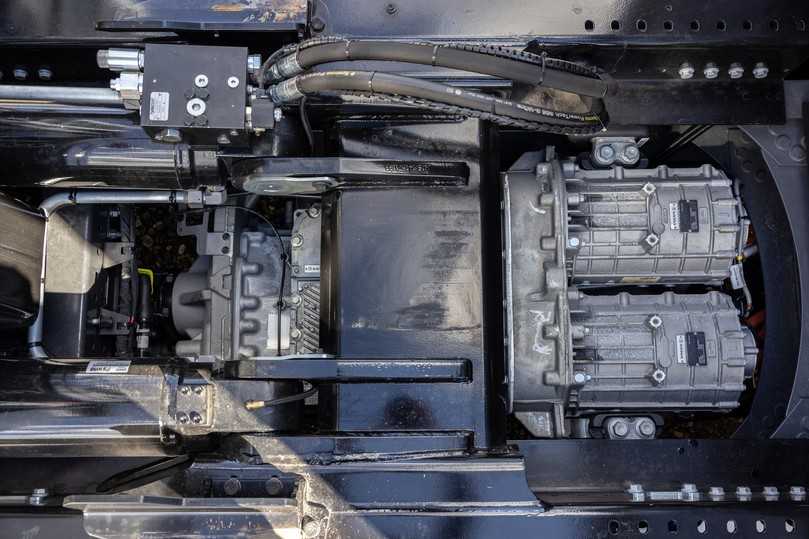 Drei Elektromotoren entwickeln zusammen 490 kW Dauerleistung und 600 kW in der Spitze. Die Kraft wird über eine Zwölfgang-I-Shift auf die Hinterachse übertragen. | Foto: Volvo Trucks Drei Elektromotoren entwickeln zusammen 490 kW Dauerleistung und 600 kW in der Spitze. Die Kraft wird über eine Zwölfgang-I-Shift auf die Hinterachse übertragen. | Foto: Volvo Trucks