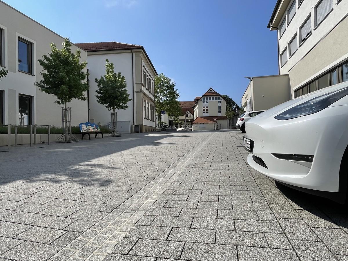 Auch in Seitenstraßen kam das Pflastersystem mit dem Hochleistungsfugenfüllstoff zum Einsatz. | Foto: Beton-Pfenning