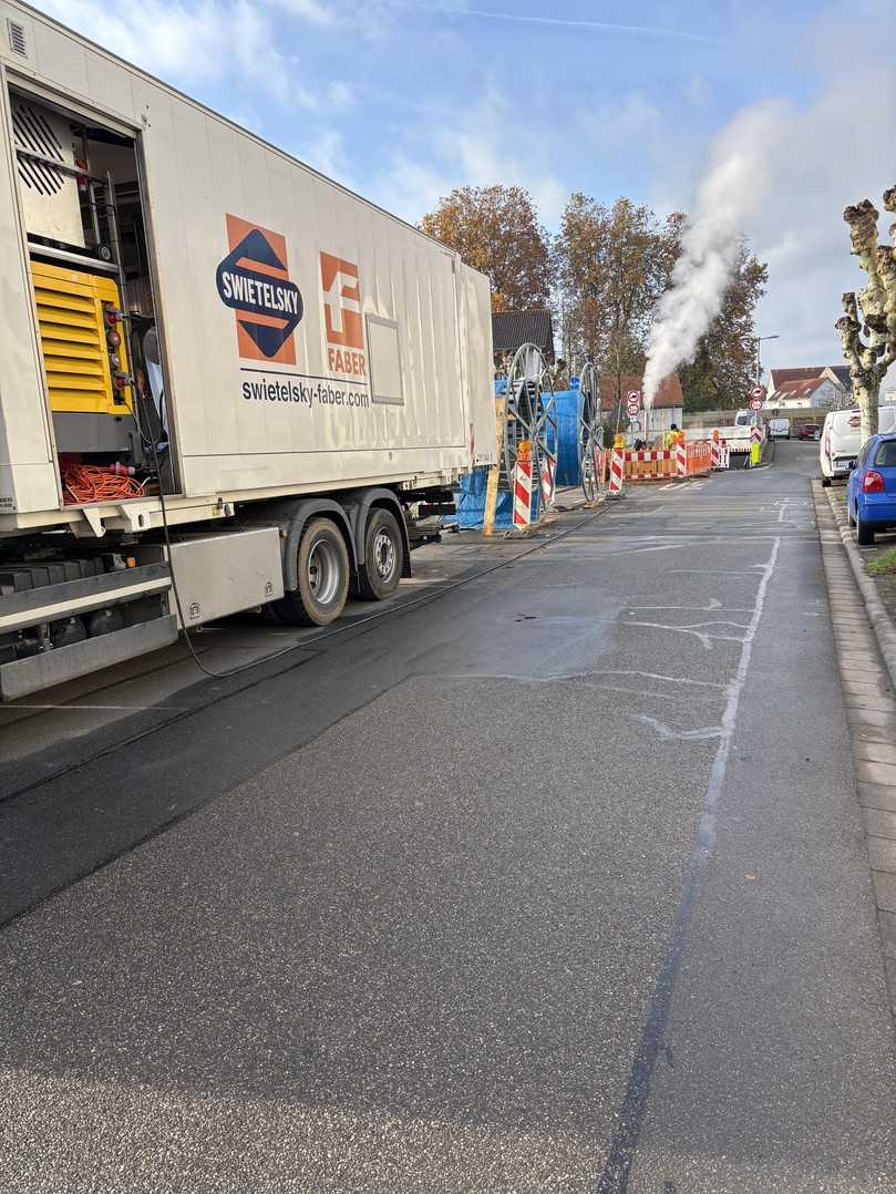 Rückverformung durch Heißdampf: Unter Druck und Temperatur nimmt das PE-Rohr wieder seine ursprüngliche runde Form an und legt sich dicht an die Innenwand der Altleitung an. | Foto: Swietelsky-Faber Rückverformung durch Heißdampf: Unter Druck und Temperatur nimmt das PE-Rohr wieder seine ursprüngliche runde Form an und legt sich dicht an die Innenwand der Altleitung an. | Foto: Swietelsky-Faber