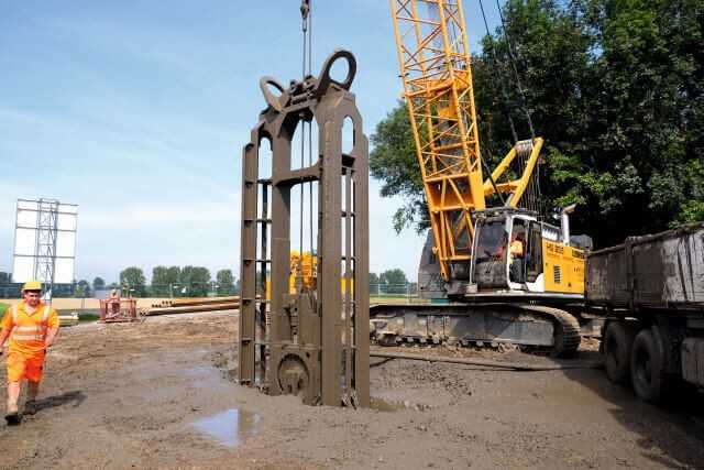 Schweres Gerät im Einsatz, um die Schlitzwände für die Startbaugrube bis in eine Tiefe von 47 m zu erstellen