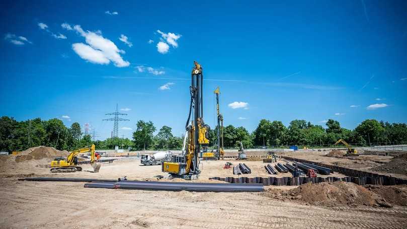 Spundwandelemente im U-Jagged-Verfahren wurden millimetergenau mit einer RG 19 T eingebracht. Die Pfahlarbeiten wurden mit einer BG 30 ausgeführt. | Foto: Bauer Gruppe
