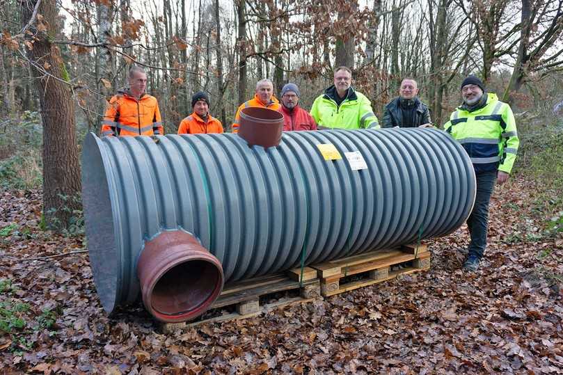 Baubesprechung vor Ort (v.l.n.r.): Die Mitarbeiter von der ausführenden Rossaro Bauunternehmung GmbH, Elias Leberle, Florian Göggerle, Franz Neeser und Christof Leberle, im Gespräch mit Jürgen Knossalla und Ralf Weber von Funke und mit Jochen Kuhn von der auftraggebenden awean. | Foto: Funke Kunststoffe