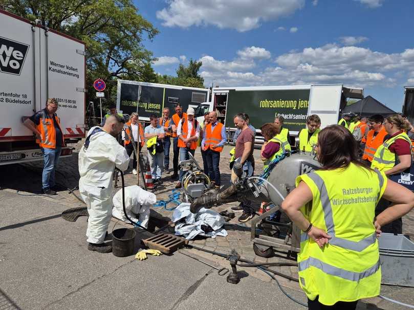 Einblick in die Baustellenpraxis: Neben dem Einbau eines Schachtliners wurde die Sanierung einer Anschlussleitung mit einem lichthärtenden Schlauchliner gezeigt und erläutert. | Foto: bv