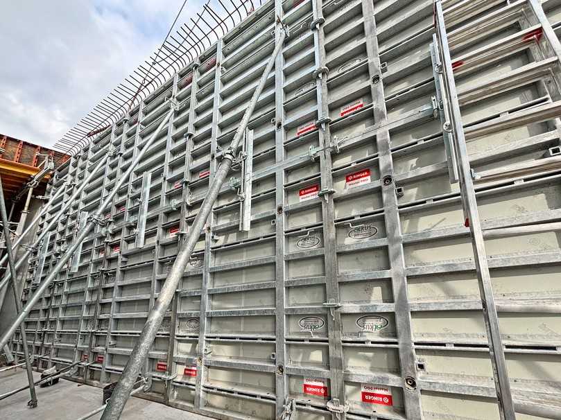 Für die 6 m hohen Wände mit 50 cm Stärke kam die einseitig bedienbare Stahlrahmenschalung "Master Pro" mit Alkus-Schalhaut zum Einsatz. | Foto: Ringer