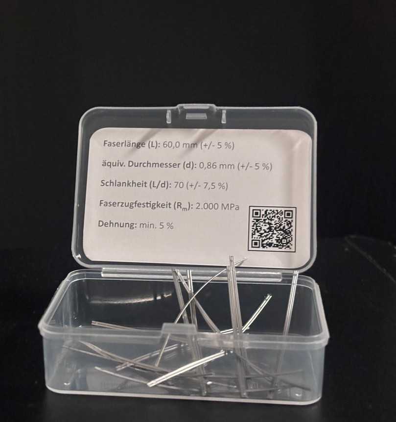 Stabils-Stahlfasern im Musterkit: 60 mm Länge, 0,86 mm Durchmesser, Zugfestigkeit 2.000 MPa. | Foto: B_I MEDIEN/Mira Jacobsen