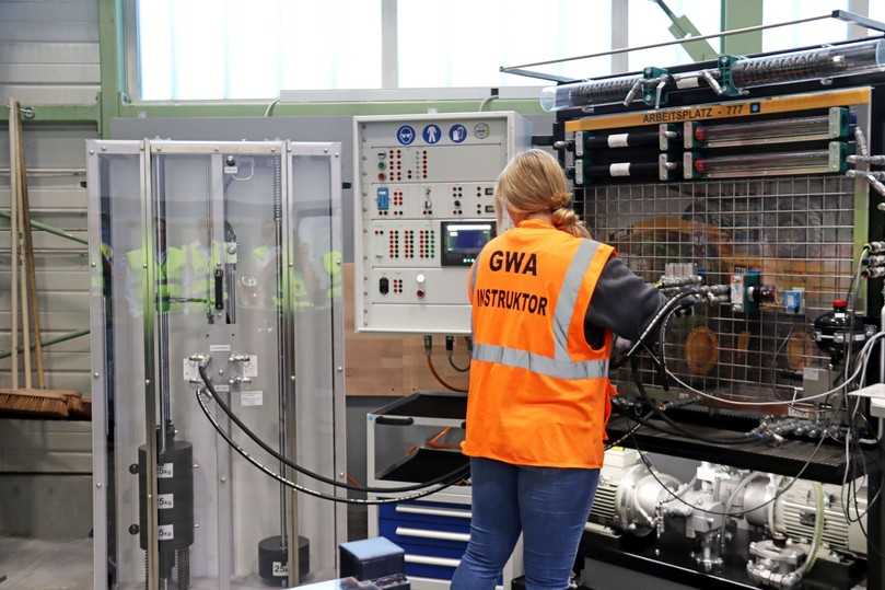 Der Aufbau mobiler Hydrauliksysteme: An einer neu angeschafften Hydraulikwand bekommt der Nachwuchs während der Azubi-Ausbildung einen Einblick. | Foto: Zeppelin Der Aufbau mobiler Hydrauliksysteme: An einer neu angeschafften Hydraulikwand bekommt der Nachwuchs während der Azubi-Ausbildung einen Einblick. | Foto: Zeppelin