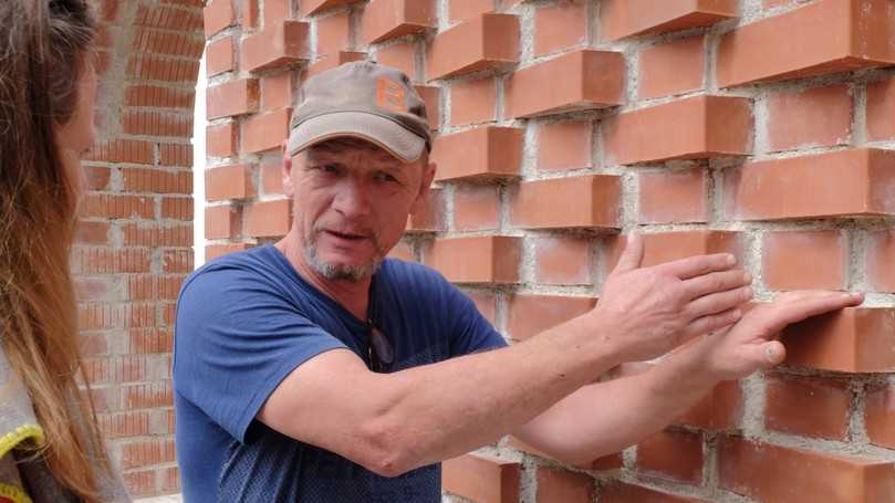 „Der Roboter bringt die Präzision, wo Menschen an ihre Grenzen stoßen.“ Markus Bruckner, Ausbilder für Maurer und Stuckateure bei der Bauinnung | Foto: TUM „Der Roboter bringt die Präzision, wo Menschen an ihre Grenzen stoßen.“ Markus Bruckner, Ausbilder für Maurer und Stuckateure bei der Bauinnung | Foto: TUM