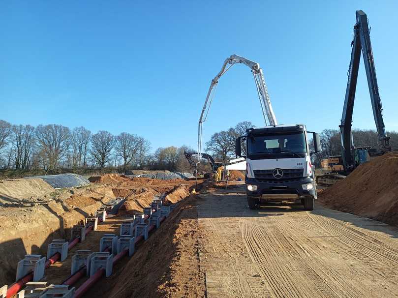 Der Flüssigboden wird an schwer erreichbaren Stellen mit einer Pumpe eingebaut. | Foto: GeoIngenieure SOS GmbH & Co. KG Der Flüssigboden wird an schwer erreichbaren Stellen mit einer Pumpe eingebaut. | Foto: GeoIngenieure SOS GmbH & Co. KG