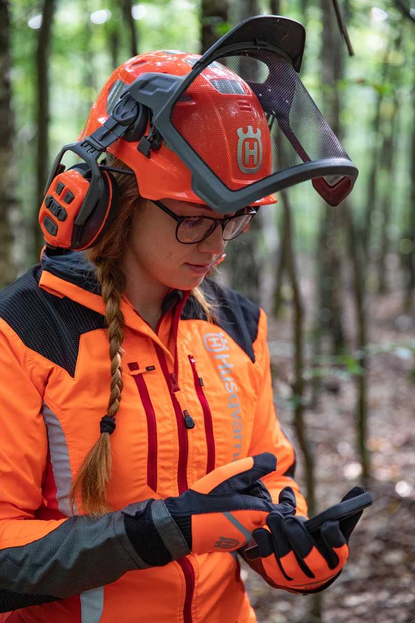 Baumkletterin Kimberley Both im Video in Aktion sehen. | Foto: Husqvarna Baumkletterin Kimberley Both im Video in Aktion sehen. | Foto: Husqvarna