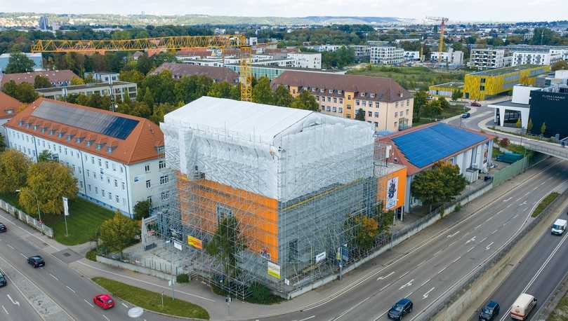 Das Dietrich-Theater in Neu-Ulm: Das temporäre Wetterschutzdach und ein umlaufendes Arbeits- und Schutzgerüst ermöglichten die komplexen baulichen Eingriffe bei laufendem Kinobetrieb. | Foto: Peri Deutschland