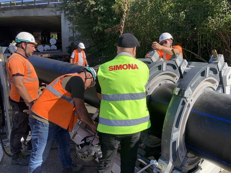 Mittels Relining-Verfahren wurde das neue PE-Rohr in die bestehende Leitung eingebracht und dauerhaft integriert, ohne die Umgebung stark zu beeinträchtigen. | Foto: Simona AG Mittels Relining-Verfahren wurde das neue PE-Rohr in die bestehende Leitung eingebracht und dauerhaft integriert, ohne die Umgebung stark zu beeinträchtigen. | Foto: Simona AG