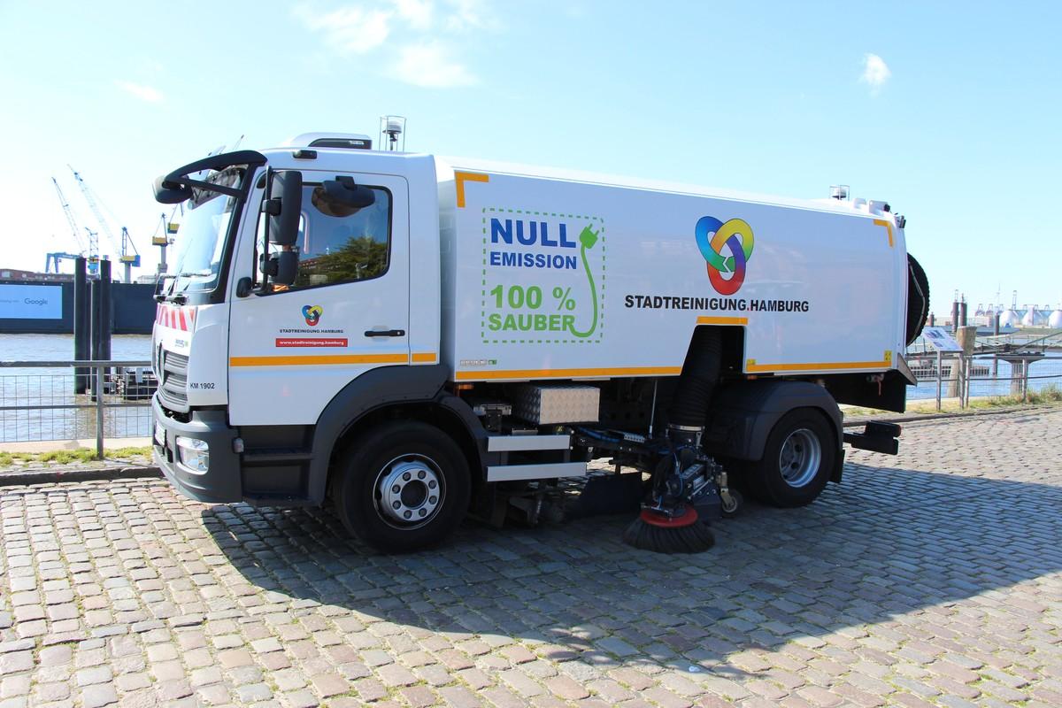Vollelektrische Großkehrmaschine der Stadtreinigung Hamburg auf dem Energieberg Georgswerder 2020. | Foto: Fishing4
