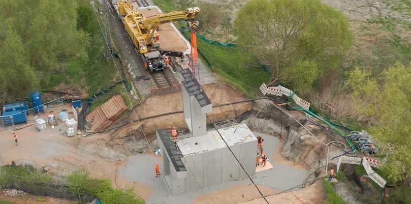 Gleich nach dem Einbau konnten die Fertigteile hinterfüllt und die Gleise wieder draufgesetzt werden. | Foto: Kleihues Betonbauteile Gleich nach dem Einbau konnten die Fertigteile hinterfüllt und die Gleise wieder draufgesetzt werden. | Foto: Kleihues Betonbauteile