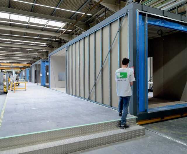 Die auf Stahlrahmenbasis basierenden Module werden witterungsunabhängig im Werk vorgefertigt. | Foto: Alho