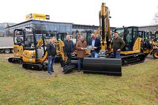 GaLaBau-Betrieb investiert in 26 Bagger und Radlader