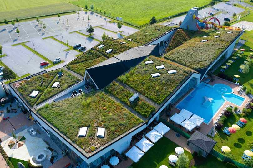 Gewinner in der Kategorie „BuGG-Gründach des Jahres 2025“ ist die Therme Amadé in Altenmarkt im Pongau (Österreich). | Foto: Bauder Gewinner in der Kategorie „BuGG-Gründach des Jahres 2025“ ist die Therme Amadé in Altenmarkt im Pongau (Österreich). | Foto: Bauder