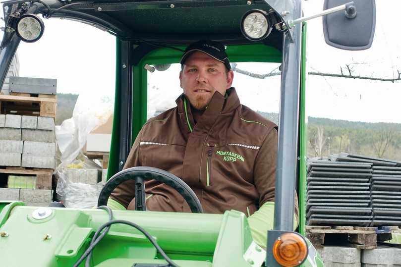 Michael Kopp in seinem Avant Radlader, der täglich im Einsatz ist. | Foto: B_I/Bauer Michael Kopp in seinem Avant Radlader, der täglich im Einsatz ist. | Foto: B_I/Bauer