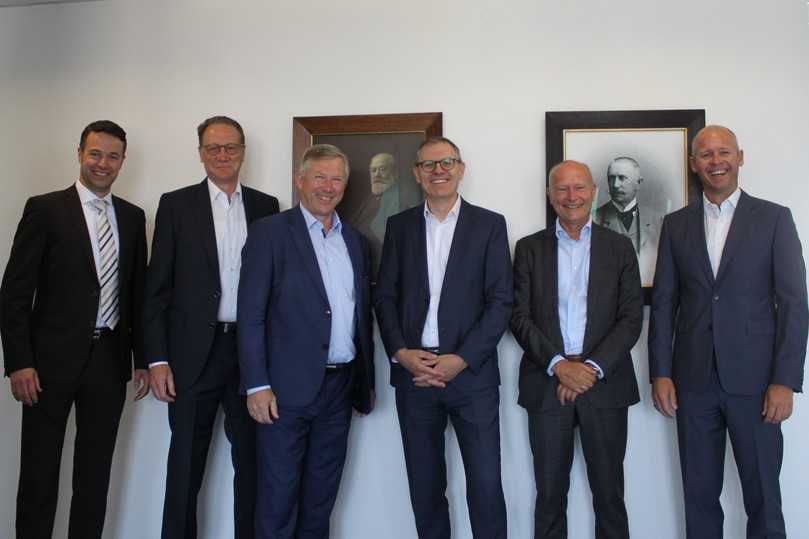 Die Vorstände von Zech und W&F nach der Vertragsunterzeichnung (v.l.): Holger Oberhauser, Thomas Paetzold, Olaf Demuth, Prof. Dr. Michael Blaschko, Harald Supper und Ingo Rojczyk | Foto: Zech Die Vorstände von Zech und W&F nach der Vertragsunterzeichnung (v.l.): Holger Oberhauser, Thomas Paetzold, Olaf Demuth, Prof. Dr. Michael Blaschko, Harald Supper und Ingo Rojczyk | Foto: Zech