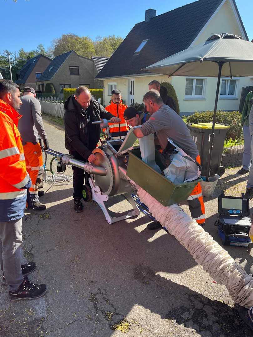 Bei der Live-Demonstration in Delmenhorst wurde der Liner für die Sanierung des Anschlusskanals vorbereitet. | Foto: Brawo Systems