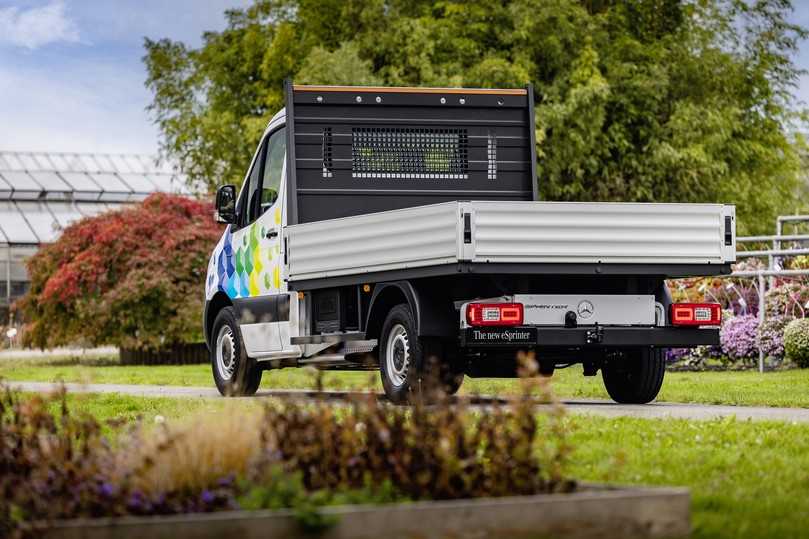 Das Heck des eSprinter-Pritschenwagens verfügt über eine Kugelkupplung für 1,5 t schwere Anhänger. | Foto: Mercedes, QUATEX Das Heck des eSprinter-Pritschenwagens verfügt über eine Kugelkupplung für 1,5 t schwere Anhänger. | Foto: Mercedes, QUATEX