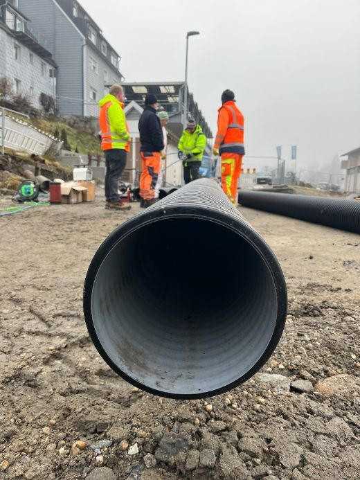 Erneuerung von zwei Schmutzwasserleitungen durch Relining: Mitarbeiter verschweißen auf dem Baufeld den Rohrstrang für den neuen Düker. | Foto: Geiger Kanalsanierung