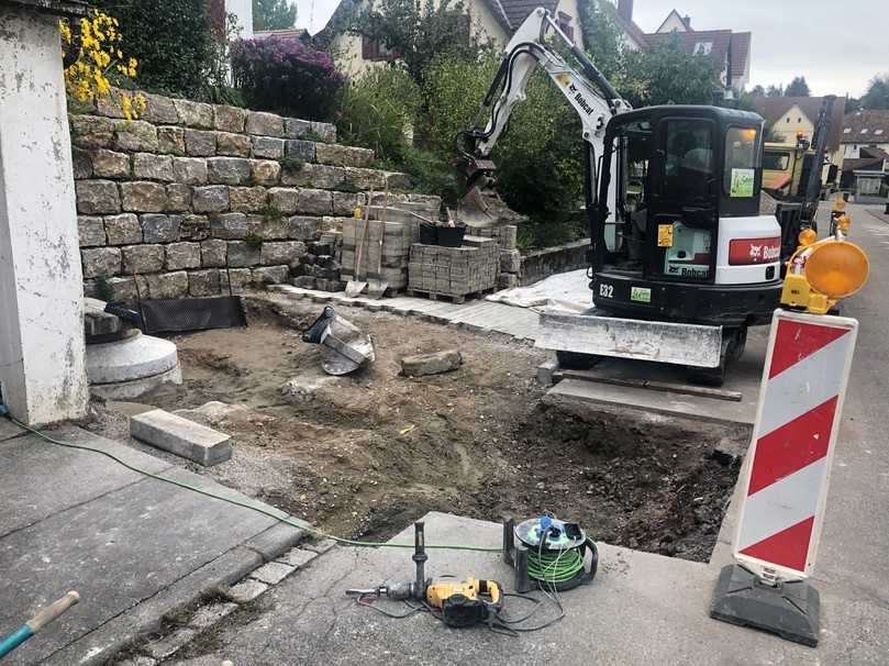 Arbeiten in beengten Räumen oder entlang von Wegen stellt durch die große Flexibilität des Baggerarms kein Problem dar. | Foto: Holp