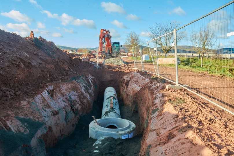 Die Verlegung der Rohre kann sehr einfach und schnell erfolgen. | Foto: Finger Baustoffe