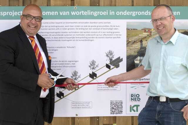 IKT-Geschäftsführer Roland W. Waniek (l.) und Leo Bloedjes von der Stadt Almere (rechts im linken Bild) weihen die Versuchsanlage und die Infotafel ein. IKT-Geschäftsführer Roland W. Waniek (l.) und Leo Bloedjes von der Stadt Almere (rechts im linken Bild) weihen die Versuchsanlage und die Infotafel ein.