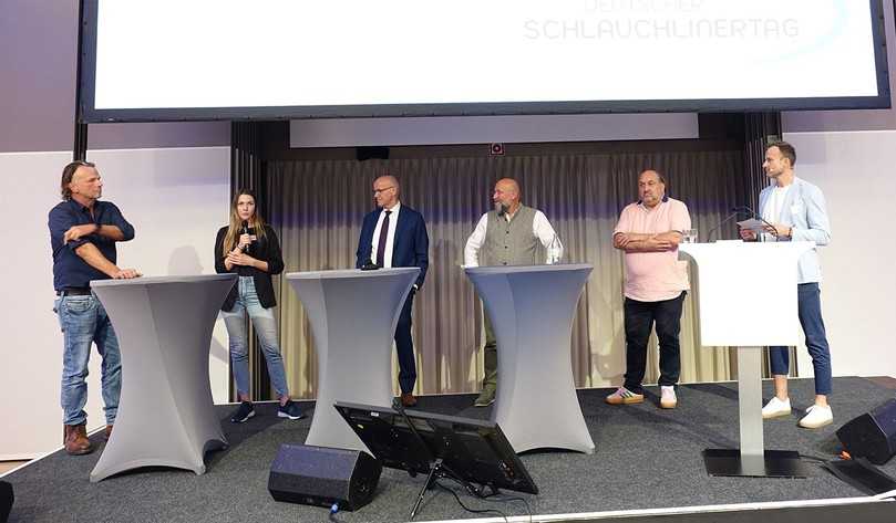 Die Podiumsdiskussion beim Schlauchlinertag nahm die Nachhaltigkeit von Sanierungsverfahren in den Blick. V.l.: Jörg Brunecker, Sina Verhoefen, Markus Vogel, Prof. Jörg Sebastian, Frank Werner Grauvogel, Moderator Alexander Jung. | Foto: TAH