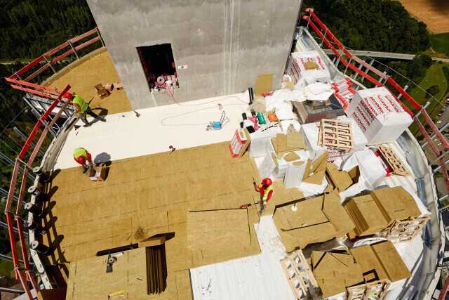 Rund zweieinhalb Tage lang war die Dachfläche über der Aussichtsplattform auf 237 Metern Höhe der exponierte Arbeitsplatz für das Team der Karl-Heinz Lange GmbH+Co.KG.