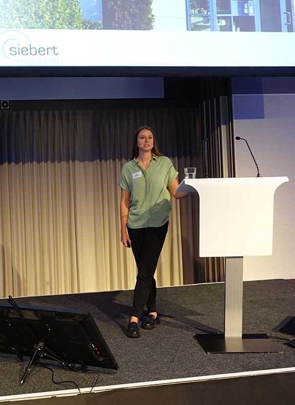 Michelle Peeck bei ihrem Vortrag „Materialkennwerte im Wandel – Worauf müssen wir uns einstellen?“ | Foto: TAH