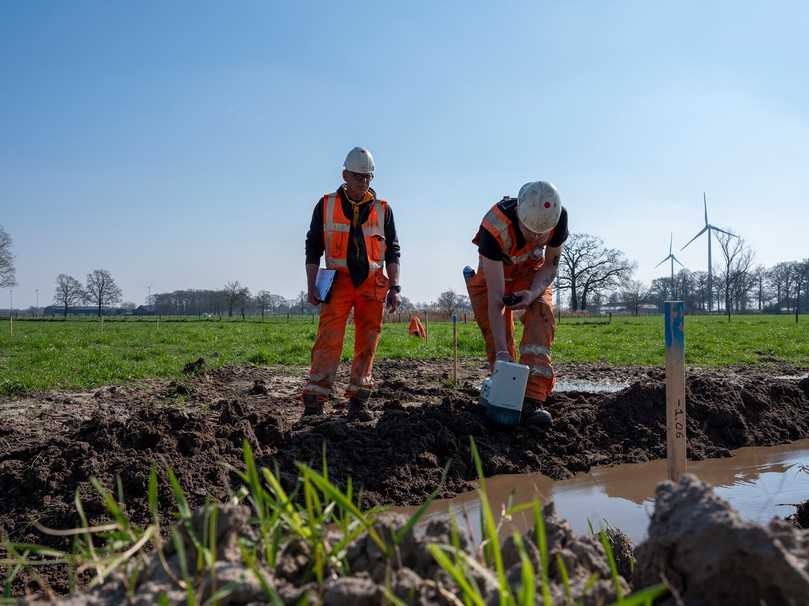 Die Ortung der Pilotbohrung garantiert Lagegenauigkeit: Hier wird die Position des Bohrkopfes mit einem Walk-Over-System permanent kontrolliert. | Foto: Tracto Die Ortung der Pilotbohrung garantiert Lagegenauigkeit: Hier wird die Position des Bohrkopfes mit einem Walk-Over-System permanent kontrolliert. | Foto: Tracto