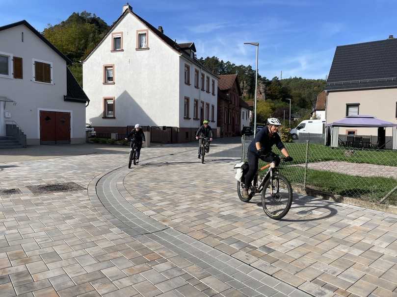 Über die Schillerstraße verläuft der überörtliche und stark frequentierte Wieslauter-Radweg. | Foto: Beton-Pfenning Über die Schillerstraße verläuft der überörtliche und stark frequentierte Wieslauter-Radweg. | Foto: Beton-Pfenning