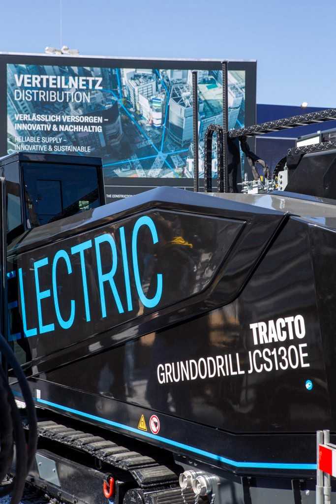 Für den Bau von Verteilnetzen präsentierte Tracto sein emissionsärmstes HDD-Bohrgerät, den Grundodrill JCS130E mit Elektroantrieb. | Foto: Tracto
