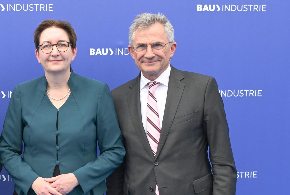 Posieren beim Get Together beim Tag der Bauindustrie am 5. Juni: HDB-Präsident Peter Hübner mit Bundesbauministerin Klara Geywitz | Foto: HDB/Maren Strehlau/O. Walterscheid Posieren beim Get Together beim Tag der Bauindustrie am 5. Juni: HDB-Präsident Peter Hübner mit Bundesbauministerin Klara Geywitz | Foto: HDB/Maren Strehlau/O. Walterscheid