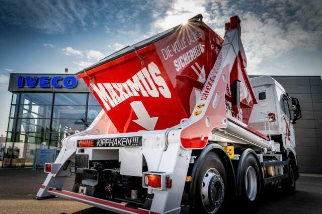 Der Maximus AK18M kann bei bis zu 18 t Hubkraft Absetzcontainer mit 5 bis 20 m3 Behältervolumen aufnehmen. Die Hubarme haben eine nach unten gekröpfte Form, was für mehr Freiraum sorgt. Der Maximus AK18M kann bei bis zu 18 t Hubkraft Absetzcontainer mit 5 bis 20 m3 Behältervolumen aufnehmen. Die Hubarme haben eine nach unten gekröpfte Form, was für mehr Freiraum sorgt.