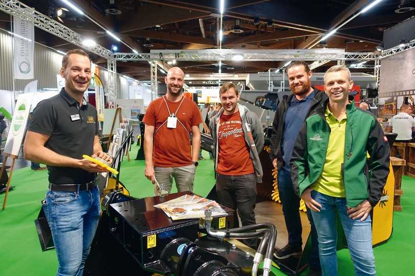 Niklas Brimm (links) erklärt dem Team von Forstdienst Geihsbacher, welche Vorteile die GYRUstar Schaufelseparatoren haben. | Foto: B_I/Bauer Niklas Brimm (links) erklärt dem Team von Forstdienst Geihsbacher, welche Vorteile die GYRUstar Schaufelseparatoren haben. | Foto: B_I/Bauer