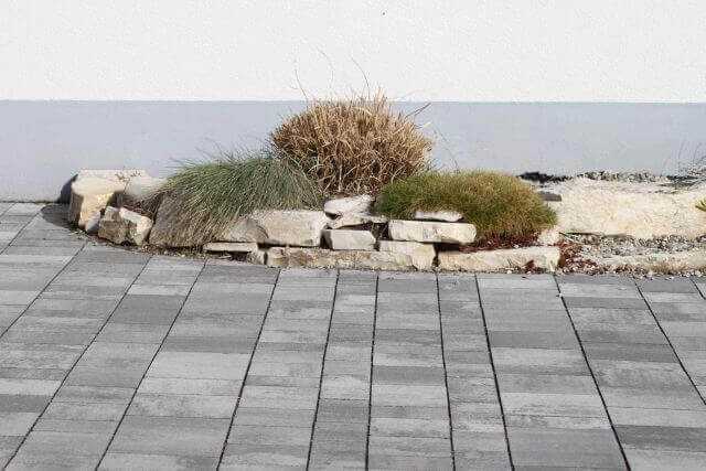 Hochkant verlegt, garantiert der Pflasterklinker hohe Verschiebesicherheit. Der Wellenklinker, eine Systemergänzung von Wienerberger, signalisiert Fußgängern den Wechsel zum Sandstrand.