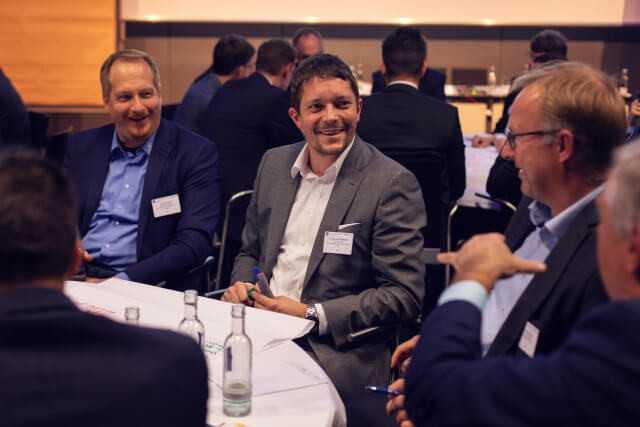 „Der Diesel hat Konkurrenz bekommen.“ – Dr. Simon Thierfelder (Bildmitte), Leiter Forschung und Entwicklung, Motorenfabrik Hatz.